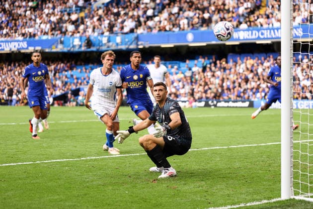 Chelsea gegen Brighton Hove Albion, 30. August 2026, London, Premier League, Fußball: Chelsea gegen Brighton Hove Albion. Chelsea-Torhüter Emiliano Martinez sieht zu, wie der Ball zum zweiten Tor für Brighton ins Netz geht. Foto: Jacques Feeney, Abseits, London, Großbritannien  Copyright: xJacquesxFeeneyx xOffsidexOffside