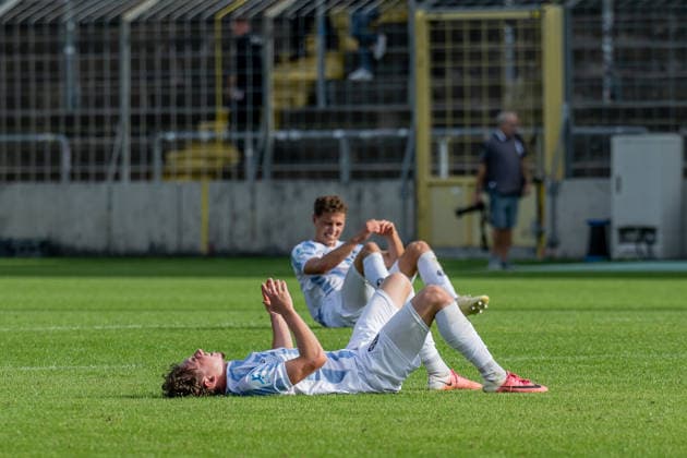 Lance Fiedler of TSV 1860 Munich, 47, lies disappointed and exhausted on the field. GER, TSV 1860 Munich vs. TSV Landsberg 1882, Soccer, Bavarian Regional League, Matchday 6, 2026–2027 season, August 30, 2026 DFL and DFB regulations prohibit any use of photographs as image sequences and or quasi-video. Photo: HMB Media, Heike Feiner Copyright: HMBxMedia HeikexFeiner