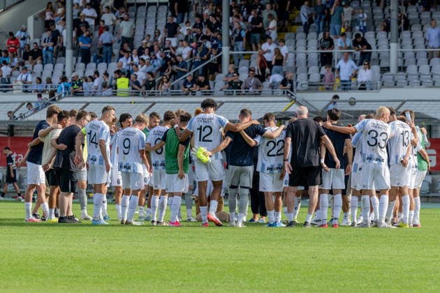 The Loewen players in a circle after the match GER, TSV 1860 Munich vs. TSV Landsberg 1882, soccer, Bavarian Regional League, Matchday 6, 2026–2027 season, August 30, 2026 DFL DFB REGULATIONS PROHIBIT ANY USE OF PHOTOGRAPHS as IMAGE SEQUENCES and or QUASI-VIDEO Photo: HMB Media, Heike Feiner Copyright: HMBxMedia HeikexFeiner