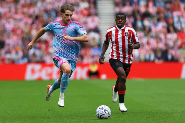 Stadium of Light SUNDERLAND, ENGLAND, AUGUST 30: CÃ sar Palacios of Fulham FC (L) dribbles the ball away from Noah Sadiki of Sunderland AFC (R) during a Premier League 2026-27 match between Sunderland and Fulham at Stadium of Light on August 30, 2026 in Sunderland, England. (Photo by Zach Forster Sports Press Photo) (Zach Forster Sports Press Photo SPP) Copyright: xZachxForster SportsxPressxPhotox xSPPx spp-en-ZaFoPrPh-spp26_zachf_3008_225