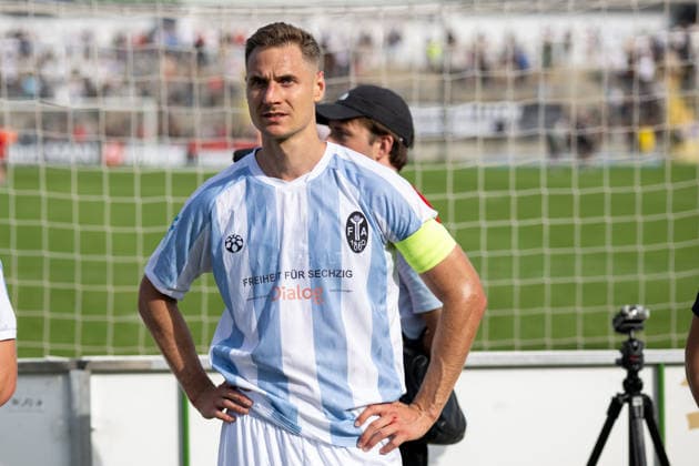 After the game, among the fans: Dennis Dressel 14, TSV 1860 Munich, TSV 1860 Munich vs. TSV Landsberg, soccer, Bavarian Regional League, Matchday 6, August 30, 2026. DFB regulations prohibit any use of photographs as image sequences and or quasi-video. Munich, Bavaria, Germany Copyright: xkolbert-press UlrichxGamelx