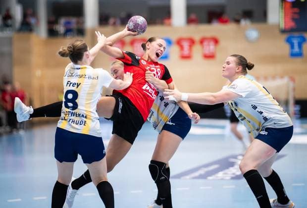 WOMEN S HANDBALL 2026–2027 1ST BUNDESLIGA MATCHDAY THC BUXTEHUDER SV ** FOR EDITORIAL PURPOSES ONLY ** EDITORIAL USE ONLY ** p 30 08 2026 Bad Langensalza Women’s Handball 1st Bundesliga Women’s Season 2026–2027 Salzhalle Matchday 1 Thüringer HC vs. Buxtehuder SV. Pictured: Dilayla Alarslan (38) of Thüringer HC in a duel with Lilli Frey (8) of Buxtehuder SV Germany Thuringia Bad Langensalza Copyright SaschaxFromm Copyright: SaschaxFromm doc87dwcp7ao1k11i9uqrp2 ,EDITORIAL USE ONLY Copyright: SaschaxFromm