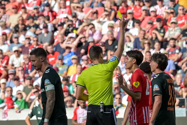 Daniel Siebert (Schiedsrichter) zeigt Keisuke Goto (SC Freiburg, 42) die Gelbe Karte wegen eines Foulspiels. GER, SC Freiburg vs Werder Bremen, Fussball, Bundesliga, 1. Spieltag, Saison 2026 2027, 30.08.2026 DFL DFB REGULATIONS PROHIBIT ANY USE OF PHOTOGRAPHS AS IMAGE SEQUENCES AND OR QUASI-VIDEO GER, SC Freiburg vs Werder Bremen, Fussball, Bundesliga, 1. Spieltag, Saison 2026 2027, 30.08.2026 Freiburg *** Referee Daniel Siebert shows Keisuke Goto of SC Freiburg, 42, a yellow card for a foul. GER, SC Freiburg vs. Werder Bremen, Soccer, Bundesliga, Matchday 1, 2026–2027 season, August 30, 2026 DFL DFB regulations prohibit any use of photographs as image sequences and or quasi-video. GER, SC Freiburg vs. Werder Bremen, soccer, Bundesliga, Matchday 1, 2026–2027 season, August 30, 2026, Freiburg Copyright: xEibner-Pressefotox EP_THS