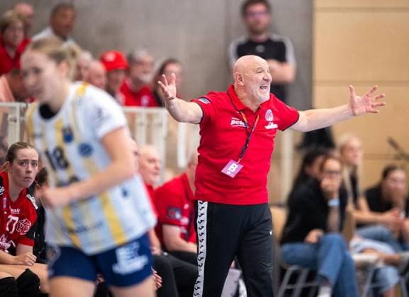 WOMEN S HANDBALL 2026–2027 1ST BUNDESLIGA MATCHDAY 1 THC BUXTEHUDER SV ** FOR EDITORIAL PURPOSES ONLY ** EDITORIAL USE ONLY ** p 30 08 2026 Bad Langensalza Women’s Handball 1st Bundesliga Women’s Season 2026–2027 Salzhalle Matchday 1 Thüringer HC vs. Buxtehuder SV in the photo: Coach Herbert Mueller Thüringer HC Germany Thuringia Bad Langensalza Copyright SaschaxFromm Copyright: SaschaxFromm doc87dwcq0oqn81hfxpjom2 ,EDITORIAL USE ONLY Copyright: SaschaxFromm