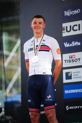 2026 UCI Mountain Bike World Championships Picture by Ed Sykes SWpix.com - 30 08 2026 - Cycling - 2026 UCI Mountain Bike World Championships - Val di Sole, Trentino, Italy - Cross-country Olympic (XCO) - Men Elite Podium - Charlie Aldridge (Great Britain) receiving the Silver Medal Copyright: x xSWpix.comx(t axPhotographyxHubxLtd)xEdxSykes SWpix.comx SWP-3030-21618