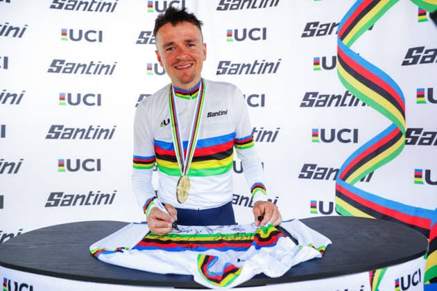 2026 UCI Mountain Bike World Championships Picture by Ed Sykes SWpix.com - 30 08 2026 - Cycling - 2026 UCI Mountain Bike World Championships - Val di Sole, Trentino, Italy - Cross-country Olympic (XCO) - Men Elite Podium - Thomas Pidcock (Great Britain) signing the Santini Rainbow Jersey Copyright: x xSWpix.comx(t axPhotographyxHubxLtd)xEdxSykes SWpix.comx SWP-3030-21622