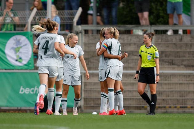 Fußball I Frauen I Bundesliga I Saison 2026-2027 I 2. Spieltag I Bayer 04 Leverkusen - VfL Wolfsburg I 30.08.2026 Cora Zicai (28, VfL Wolfsburg) und Janina Minge (6, VfL Wolfsburg) jubeln nach einem Tor und umarmen sich. Leverkusen Ulrich-Haberland-Stadion Niedersachsen Deutschland *** Soccer I Women s I Bundesliga I 2026–2027 Season I Matchday 2 I Bayer 04 Leverkusen vs. VfL Wolfsburg I August 30, 2026 Cora Zicai (28), VfL Wolfsburg, and Janina Minge (6), VfL Wolfsburg celebrate a goal and hug each other at Leverkusen’s Ulrich Haberland Stadium, Lower Saxony, Germany Copyright: xLobeca CedricxSiefkerx