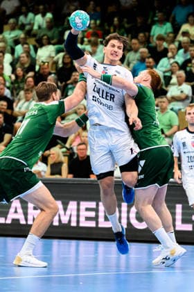 Wetzlar HBL 26 27 HSG Wetzlar SG BBM Bietigheim (from left) in a one-on-one battle: Peter Overby (Wetzlar), Fynn Nicolaus (Bietigheim), Tomas Piroch (Wetzlar) Wetzlar Buderus Arena Germany
