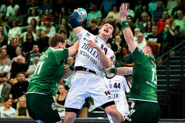 Wetzlar HBL 26 27 HSG Wetzlar SG BBM Bietigheim (from left) in a one-on-one battle: Peter Overby (Wetzlar), Fynn Nicolaus (Bietigheim), Tomas Piroch (Wetzlar) Wetzlar Buderus Arena Germany