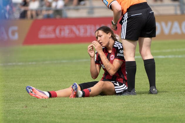 30.08.2026, xhfmx, Fussball Google Pixel Frauen-Bundesliga, Eintracht Frankfurt - 1.FC Nürnberg Larissa Mühlhaus (Eintracht Frankfurt, 47) muss verletzt aus dem Spiel Frankfurt am Main *** August 30, 2026, xhfmx, Soccer, Google Pixel Women s Bundesliga, Eintracht Frankfurt vs. 1 FC Nürnberg, Larissa Mühlhaus (Eintracht Frankfurt) had to leave the game due to injury in the 47th minute, Frankfurt am Main