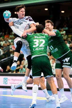 Wetzlar HBL 26 27 HSG Wetzlar SG BBM Bietigheim (from left in a one-on-one matchup): Maxim Orlov (Bietigheim), Nikolaj Laeso (Wetzlar), Peter Overby (Wetzlar) Wetzlar Buderus Arena, Germany