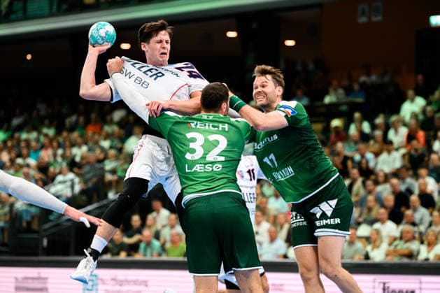 Wetzlar HBL 26 27 HSG Wetzlar SG BBM Bietigheim (from left in a one-on-one matchup): Maxim Orlov (Bietigheim), Nikolaj Laeso (Wetzlar), Peter Overby (Wetzlar) Wetzlar Buderus Arena, Germany