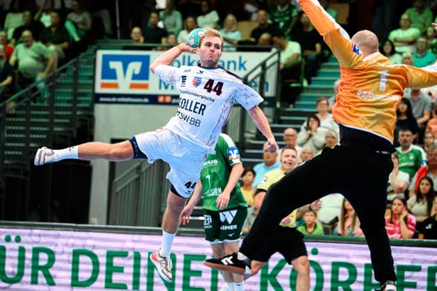 Wetzlar HBL 26 27 HSG Wetzlar SG BBM Bietigheim (from left): Mathias Larson (Bietigheim), goalkeeper Bart Ravensbergen (Wetzlar), Wetzlar Buderus Arena, Germany