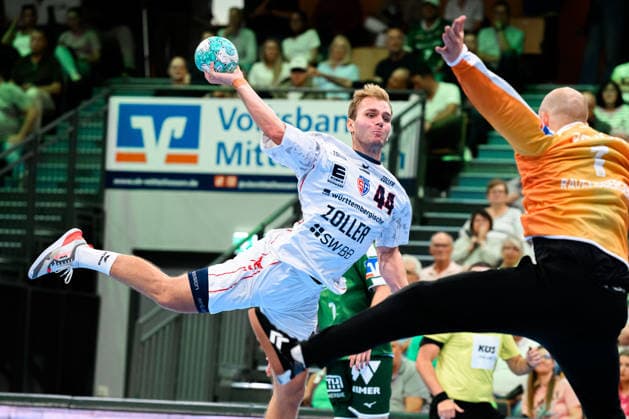 Wetzlar HBL 26 27 HSG Wetzlar SG BBM Bietigheim (from left): Mathias Larson (Bietigheim), goalkeeper Bart Ravensbergen (Wetzlar), Wetzlar Buderus Arena, Germany