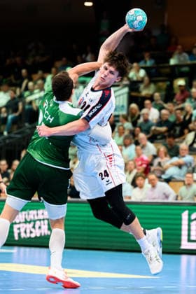 Wetzlar HBL 26 27 HSG Wetzlar SG BBM Bietigheim (from left in a one-on-one battle): Doruk Pehlivan (Wetzlar), Maxim Orlov (Bietigheim), Wetzlar Buderus Arena, Germany