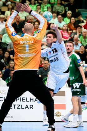Wetzlar HBL 26 27 HSG Wetzlar SG BBM Bietigheim (from left): Goalkeeper Bart Ravensbergen (Wetzlar), Juan de la Pena (Bietigheim), Wetzlar Buderus Arena, Germany
