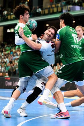 Wetzlar HBL 26 27 HSG Wetzlar SG BBM Bietigheim; from left, Jona Schoch (Wetzlar) and Jonathan Fischer (Bietigheim) in a one-on-one battle; Doruk Pehlivan (Wetzlar), Wetzlar Buderus Arena, Germany