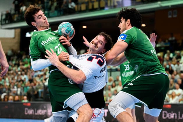 Wetzlar HBL 26 27 HSG Wetzlar SG BBM Bietigheim; from left, Jona Schoch (Wetzlar) and Jonathan Fischer (Bietigheim) in a one-on-one battle; Doruk Pehlivan (Wetzlar), Wetzlar Buderus Arena, Germany