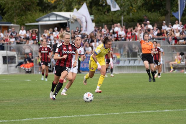 30.08.2026, xhfmx, Fussball Google Pixel Frauen-Bundesliga, Eintracht Frankfurt - 1.FC Nürnberg v.l. Rebecka Blomqvist (Eintracht Frankfurt, 28) umkurvt Lourdes Romero (1.FC Nürnberg, 1) Frankfurt am Main *** August 30, 2026, xhfmx, Soccer Google Pixel Women s Bundesliga, Eintracht Frankfurt vs. 1. FC Nürnberg, Rebecka Blomqvist (Eintracht Frankfurt) dribbles past Lourdes Romero (1. FC Nürnberg), 1, Frankfurt am Main