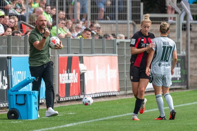 Stephan Lerch (VfL Wolfsburg, Trainer) bejubelt eine gelungene Aktion. Bayer 04 Leverkusen vs. VfL Wolfsburg, Fussball, Frauen Bundesliga, 02. Spieltag, Saison 2026 2027, 30.08.2026 DFL DFB Regulations prohibit any use of Photographs as image sequences and or Quasivideo Bayer 04 Leverkusen vs. VfL Wolfsburg, Fussball, Frauen Bundesliga, 02. Spieltag, Saison 2026 2027, 30.08.2026 Leverkusen *** Stephan Lerch, VfL Wolfsburg coach, celebrates a successful play. Bayer 04 Leverkusen vs. VfL Wolfsburg, Soccer, Women s Bundesliga, Matchday 2, 2026–2027 season, August 30, 2026 DFL DFB regulations prohibit any use of photographs as image sequences and or quasi-video Bayer 04 Leverkusen vs. VfL Wolfsburg, soccer, Women’s Bundesliga, Matchday 2, 2026–2027 season, August 30, 2026, Leverkusen Copyright: xEibner-Pressefoto ThomasxHaeslerx EP_THR
