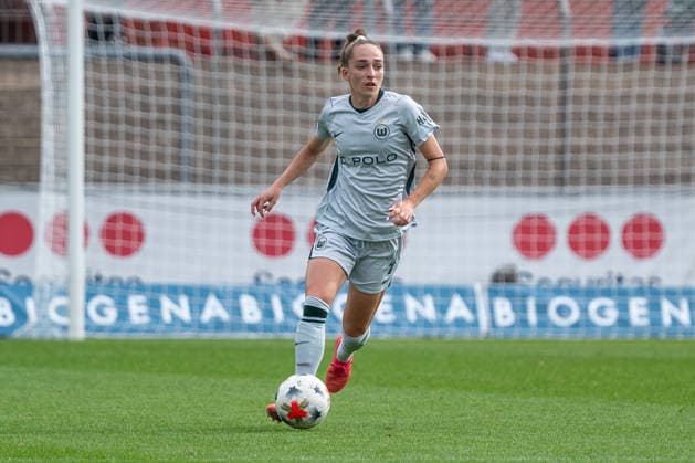 Sophia Kleinherne (VfL Wolfsburg, 04) am Ball. Bayer 04 Leverkusen vs. VfL Wolfsburg, Fussball, Frauen Bundesliga, 02. Spieltag, Saison 2026 2027, 30.08.2026 DFL DFB Regulations prohibit any use of Photographs as image sequences and or Quasivideo Bayer 04 Leverkusen vs. VfL Wolfsburg, Fussball, Frauen Bundesliga, 02. Spieltag, Saison 2026 2027, 30.08.2026 Leverkusen *** Sophia Kleinherne, VfL Wolfsburg, 04 on the Ball: Bayer 04 Leverkusen vs. VfL Wolfsburg, Soccer, Women’s Bundesliga, Matchday 2, 2026–2027 Season, August 30, 2026 DFL DFB regulations prohibit any use of photographs as image sequences and or quasi-video Bayer 04 Leverkusen vs. VfL Wolfsburg, Soccer, Women’s Bundesliga, Matchday 2, 2026–2027 season, August 30, 2026, Leverkusen Copyright: xEibner-Pressefoto ThomasxHaeslerx EP_THR