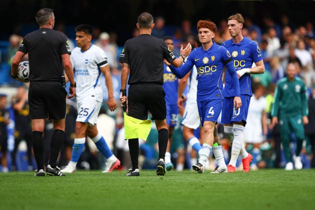 Premier League: Chelsea v Brighton & Hove Albion LONDON, UK - 30th Aug 2026: Valentin Barco of Chelsea with the officials after the Premier League match between Chelsea FC and Brighton & Hove Albion FC at Stamford Bridge London Stamford Bridge England United Kingdom Copyright: xCraigxMercerx xPeakxActionxPhotosx