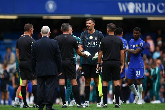 Premier League: Chelsea v Brighton & Hove Albion LONDON, UK - 30th Aug 2026: Emi Martinez of Chelsea talks to the officials after the Premier League match between Chelsea FC and Brighton & Hove Albion FC at Stamford Bridge London Stamford Bridge England United Kingdom Copyright: xCraigxMercerx xPeakxActionxPhotosx