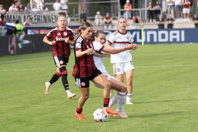 30.08.2026, xhfmx, Fussball Google Pixel Frauen-Bundesliga, Eintracht Frankfurt - 1.FC Nürnberg Ereleta Memeti (Eintracht Frankfurt, 7) Ereleta Memeti (Eintracht Frankfurt, 7) im Zweikampf mit Gegenspielerin Frankfurt am Main *** August 30, 2026, xhfmx, Soccer, Google Pixel, Women s Bundesliga, Eintracht Frankfurt, 1 FC Nuremberg, Ereleta Memeti, Eintracht Frankfurt, 7, Ereleta Memeti, Eintracht Frankfurt, 7, in a tackle with an opponent, Frankfurt am Main
