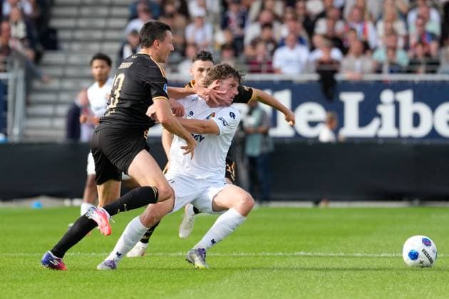 VELSEN-ZUID , 30-08-2026 , BUKO Stadion , season 2026 2027 , Dutch Eredivisie football , match between Telstar and Ajax , Picture shows Ajax player Steven Berghuis, Telstar player Patrick Brouwer Telstar - Ajax  x206250235x Copyright: