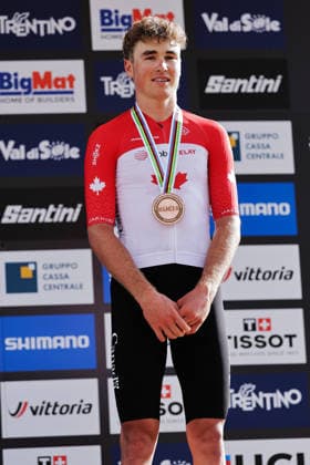 2026 UCI Mountain Bike World Championships Picture by Alex Whitehead SWpix.com - 30 08 2026 - Cycling - 2026 UCI Mountain Bike World Championships - Val di Sole, Trentino, Italy - Cross-country Olympic (XCO) - Men Elite Podium - Cole Punchard (Canada) receiving the Bronze Medal Copyright: x xSWpix.comx(t axPhotographyxHubxLtd)xAlexxWhitehead SWpix.comx SWP-3030-21636