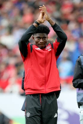 Manchester United, ManU v Ipswich Town - Premier League 2026 27 Carlos Baleba of Manchester United applauds the fans before the Premier League 2026 27 match between Manchester United and Ipswich Town at Old Trafford on August 30, 2026 in Manchester, England. WARNING! This Photograph May Only Be Used For Newspaper And Or Magazine Editorial Purposes. May Not Be Used For Publications Involving 1 player, 1 Club Or 1 Competition Without Written Authorisation From Football DataCo Ltd. For Any Queries, Please Contact Football DataCo Ltd on +44 (0) 207 864 9121 Manchester Old Trafford England United Kingdom Copyright: xAllstarxPicturexLibraryxLtdx