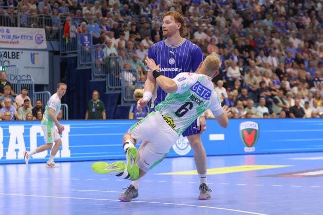 August 30, 2026, xtgx, Opel HBL Handball, VfL Gummersbach vs. SC Magdeburg emspor, from left: Matthias Musche (Magdeburg), No. 6 slips and collides with Tom Kiesler (Gummersbach), 30 (Gummersbach)