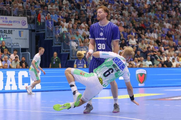 August 30, 2026, xtgx, Opel HBL Handball, VfL Gummersbach vs. SC Magdeburg emspor, from left: Matthias Musche (Magdeburg), No. 6 slips and collides with Tom Kiesler (Gummersbach), 30 (Gummersbach)