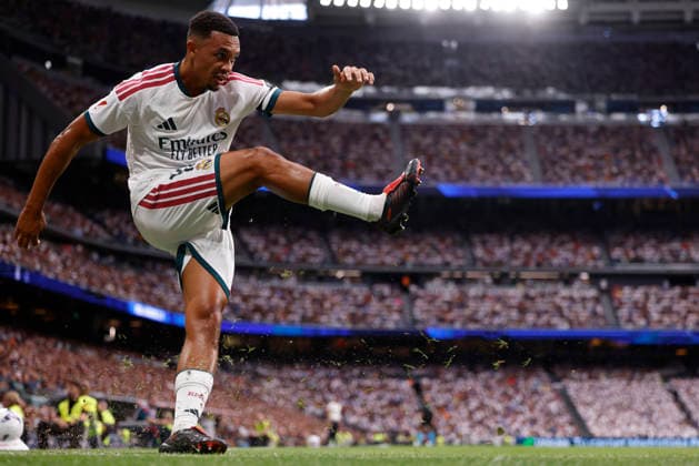 Trent Alexander-Arnold of Real Madrid CF takes a corner kick during the LaLiga EA Sports match between Real Madrid CF and Málaga CF at Estadio Santiago Bernabéu on August 30, 2026, in Madrid, Spain. Photo by Manu Reino, DeFodi Images