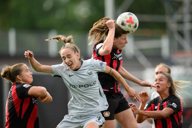 (l-r) Sophia KLEINHERNE (WOB), Turanyi Lilla (LEV), Aktion, Kopfball, Zweikampf. Fussball Google Pixel Frauen 1. Bundesliga, 2. Spieltag, Bayer 04 Leverkusen (LEV) - VfL Wolfsburg (WOB), am 30.08.2026 in Leverkusen Deutschland Ulrich-Haberland-Stadion *** l r Sophia KLEINHERNE WOB, Turanyi Lilla LEV, action, header, tackle, soccer, Google Pixel, Women s Bundesliga 1, Matchday 2, Bayer 04 Leverkusen (LEV) vs. VfL Wolfsburg (WOB), on August 30, 2026, in Leverkusen, Germany, at Ulrich Haberland Stadium