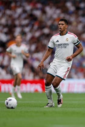 Jude Bellingham of Real Madrid CF controls the ball during the LaLiga EA Sports match between Real Madrid CF and Málaga CF at Estadio Santiago Bernabéu on August 30, 2026, in Madrid, Spain. Photo by Manu Reino, DeFodi Images