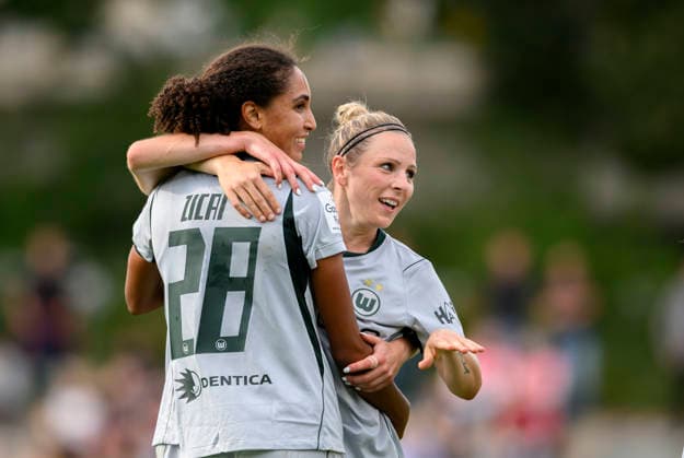 Jubel Cora ZICAI (WOB) nach ihrem Tor zum 1:2, mit Svenja HUTH r. (WOB). Fussball Google Pixel Frauen 1. Bundesliga, 2. Spieltag, Bayer 04 Leverkusen (LEV) - VfL Wolfsburg (WOB), am 30.08.2026 in Leverkusen Deutschland Ulrich-Haberland-Stadion *** Cora ZICAI (WOB) celebrates after scoring the goal to make it 1–2, with Svenja HUTH (WOB) — Women’s Bundesliga 1 soccer, Google Pixel, Matchday 2, Bayer 04 Leverkusen (LEV) vs. VfL Wolfsburg (WOB), on August 30, 2026, in Leverkusen, Germany, at Ulrich Haberland Stadium