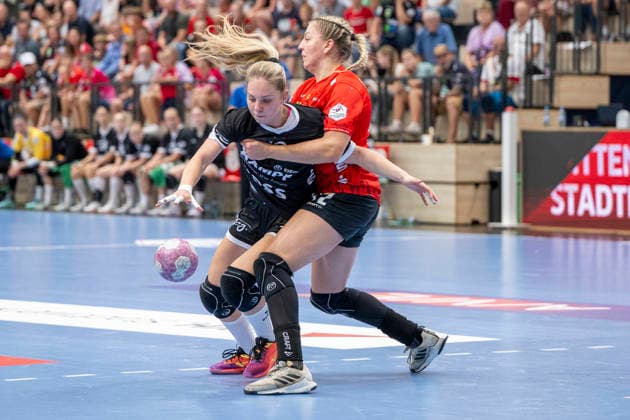 Halle, Germany, August 30, 2026. From left to right in a one-on-one battle: Johanna Farkas (Metzingen) and Ilona Kieffer (Halle). Women’s Handball Bundesliga, 2026–2027 season. SV Union Halle Neustadt vs. TuS Metzingen Halle Saale Copyright: xEibner-Pressefotox EP_EER