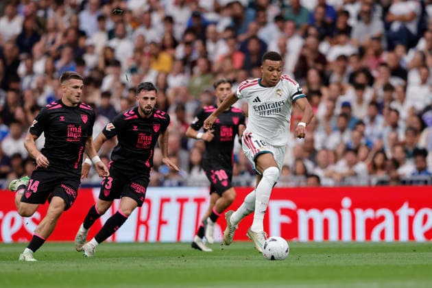 Kylian Mbappé of Real Madrid CF controls the ball during the LaLiga EA Sports match between Real Madrid CF and Málaga CF at Estadio Santiago Bernabéu on August 30, 2026, in Madrid, Spain. Photo by Manu Reino, DeFodi Images