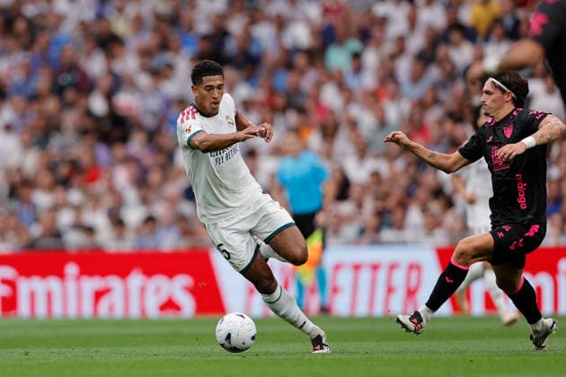Jude Bellingham of Real Madrid CF controls the ball during the LaLiga EA Sports match between Real Madrid CF and Málaga CF at Estadio Santiago Bernabéu on August 30, 2026, in Madrid, Spain. Photo by Manu Reino, DeFodi Images