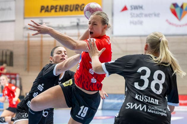 Halle, Germany, August 30, 2026. From left to right in a one-on-one battle: Gabriela Bitolo (Metzingen), Lea Gruber (Halle), and Maraike Kusian (Metzingen). Women’s Handball Bundesliga, 2026–2027 Season. SV Union Halle Neustadt vs. TuS Metzingen Halle Saale Copyright: xEibner-Pressefotox EP_EER