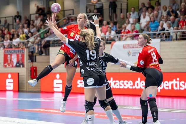 Halle, Germany, August 30, 2026. From left to right: Lea Gruber (Halle), Johanna Farkas (Metzingen), and Tina Wagenlader (Halle). Women’s Handball Bundesliga, 2026–2027 Season. SV Union Halle Neustadt vs. TuS Metzingen Halle Saale Copyright: xEibner-Pressefotox EP_EER