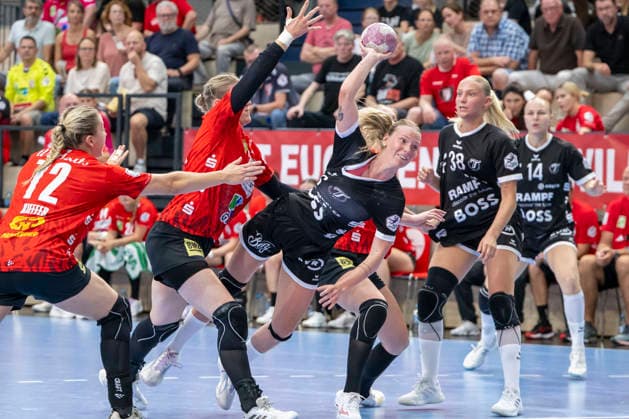 Halle, Germany, August 30, 2026 (From left): Ilona Kieffer (Halle), Nele Wenzel (Halle), and Charlotte Cholevova (Metzingen) Women s Handball Bundesliga, 2026–2027 Season: SV Union Halle Neustadt vs. TuS Metzingen Halle Saale Copyright: xEibner-Pressefotox EP_EER