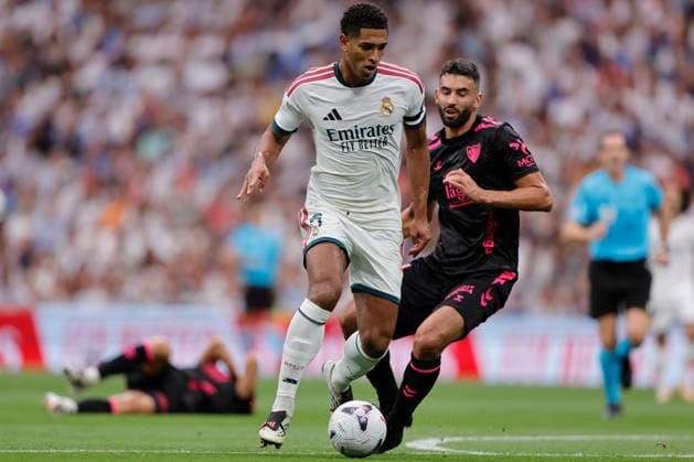 Jude Bellingham of Real Madrid CF controls the ball during the LaLiga EA Sports match between Real Madrid CF and Málaga CF at Estadio Santiago Bernabéu on August 30, 2026, in Madrid, Spain. Photo by Manu Reino, DeFodi Images