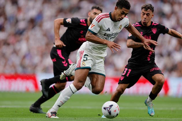 Jude Bellingham of Real Madrid CF controls the ball during the LaLiga EA Sports match between Real Madrid CF and Málaga CF at Estadio Santiago Bernabéu on August 30, 2026, in Madrid, Spain. Photo by Manu Reino, DeFodi Images