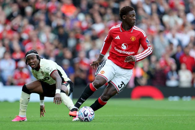 Manchester United, ManU v Ipswich Town - Premier League 2026 27 Abdul Fatawu of Ipswich Town and Kobbie Mainoo of Manchester United on the ball during the Premier League 2026 27 match between Manchester United and Ipswich Town at Old Trafford on August 30, 2026 in Manchester, England. WARNING! This Photograph May Only Be Used For Newspaper And Or Magazine Editorial Purposes. May Not Be Used For Publications Involving 1 player, 1 Club Or 1 Competition Without Written Authorisation From Football DataCo Ltd. For Any Queries, Please Contact Football DataCo Ltd on +44 (0) 207 864 9121 Manchester Old Trafford England United Kingdom Copyright: xAllstarxPicturexLibraryxLtdx