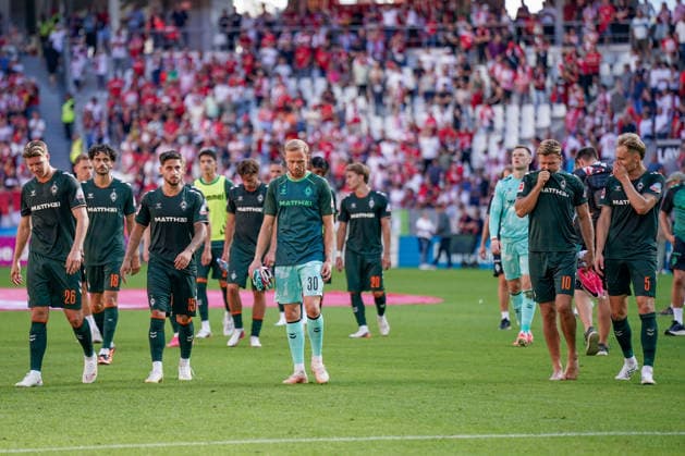 Deutschland: Fussball Bundesliga Saison 2026 - 2027, 1. Spieltag - SC Freiburg vs Werder Bremen - Europa Park Stadion (Freiburg): Bremer Spieler nach der Niederlage auf den Weg zu den mitgereisten Fans aus Bremen *** German Soccer Bundesliga 2026–2027 Season, Matchday 1: SC Freiburg vs. Werder Bremen at Europa-Park Stadium in Freiburg; Bremen players make their way toward the traveling fans from Bremen after the loss Copyright: xJOERANxSTEINSIEKx