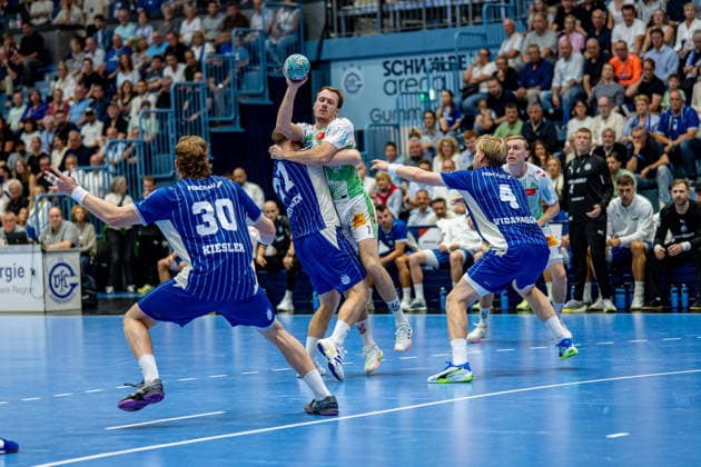 Opel Handball Bundesliga, VfL Gummersbach vs. SC Magdeburg, August 30, 2026: Tom Kiesler (VfL Gummersbach) 30, Kristjan Horžen (VfL Gummersbach) 27, Felix Claar SC Magdeburg 7, Ellidi Vidarsson VfL Gummersbach 4, Opel Handball Bundesliga, VfL Gummersbach vs. SC Magdeburg, August 30, 2026 Copyright: xBEAUTIFULxSPORTS Erlhofx