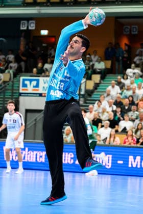 Wetzlar HBL 26 27 HSG Wetzlar SG BBM Bietigheim Goalkeeper Martin Tomovski Bietigheim blocks the shot Wetzlar Buderus Arena Germany