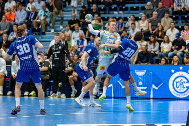 Opel Handball Bundesliga, VfL Gummersbach vs. SC Magdeburg, August 30, 2026; Tom Kiesler, VfL Gummersbach 30; Gudjon Valur Sigurdsson, coach of VfL Gummersbach; Gisli Thorgeir Kristjansson, SC Magdeburg 10; Ludvig Hallbaeck, VfL Gummersbach 20, Opel Handball Bundesliga, VfL Gummersbach vs. SC Magdeburg, August 30, 2026 Copyright: xBEAUTIFULxSPORTS Erlhofx